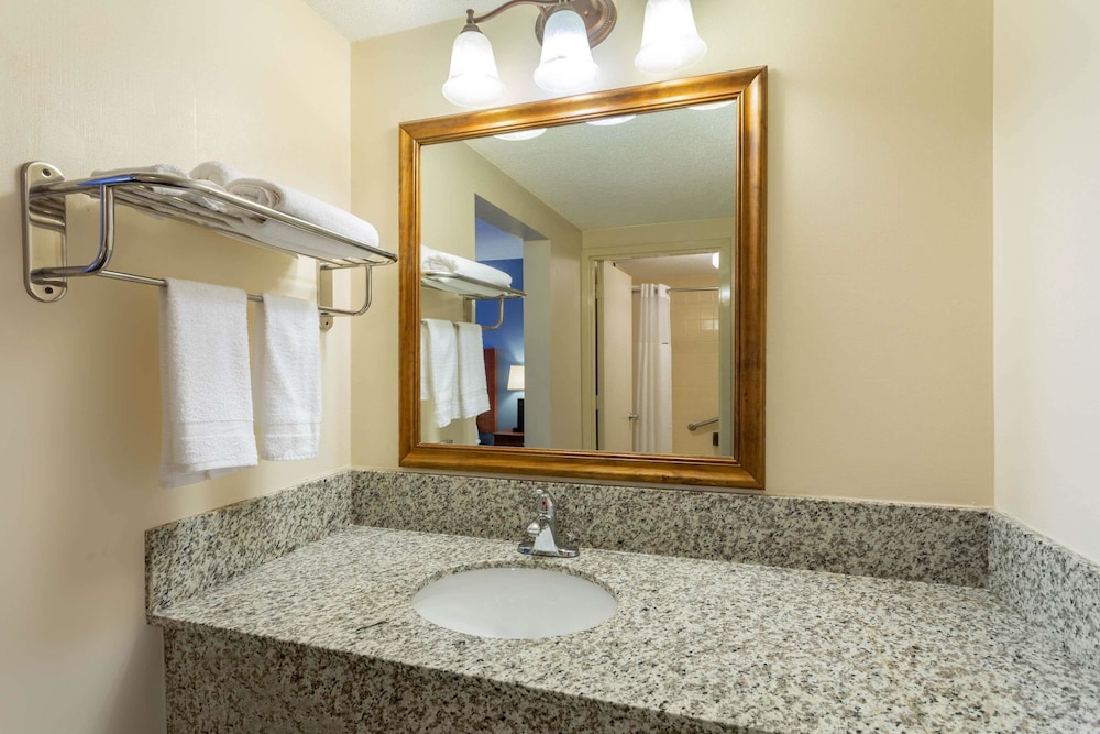 Days Inn By Wyndham Breezewood 14/34