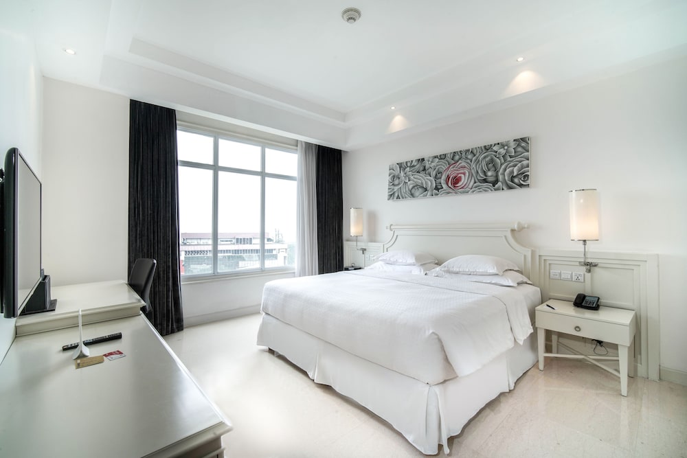 GUEST ROOM, KING BED, LARGE