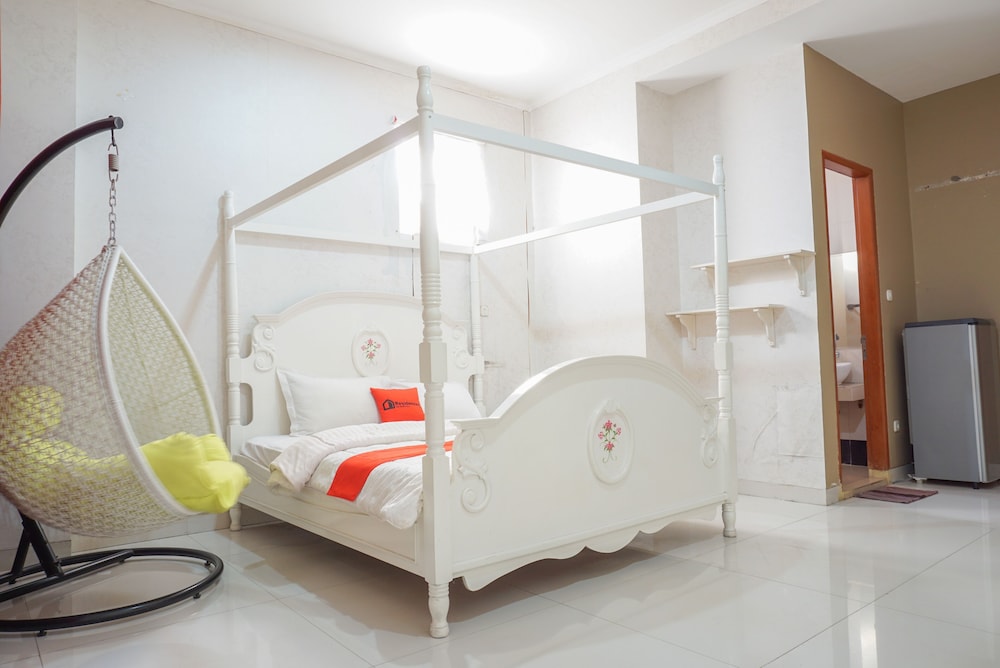 Residences By RedDoorz near Kemang Square 33/33