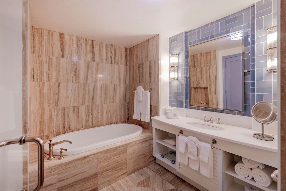 غرفة بريميوم بسرير كينج بإطلالة على المسبح، The Seagate Hotel Spa 4/4