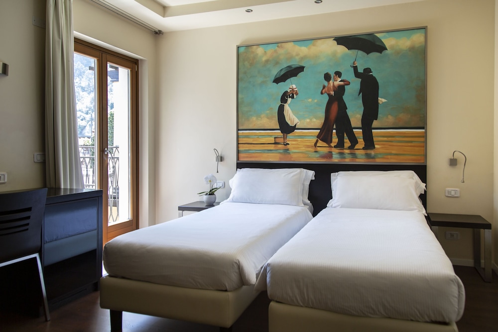 STANDARD, DOUBLE OR TWIN BED, BALCONY