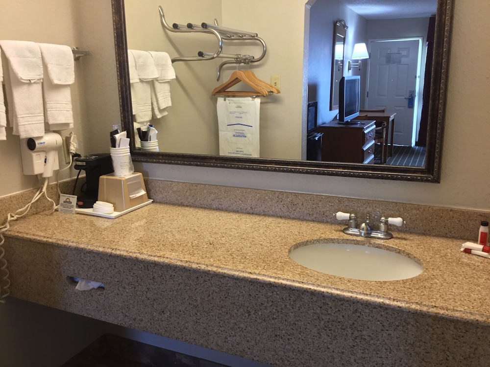 Standard, 2 Queen Beds, Smoking, Days Inn By Wyndham San Antonio Interstate Hwy 35 North 9/10