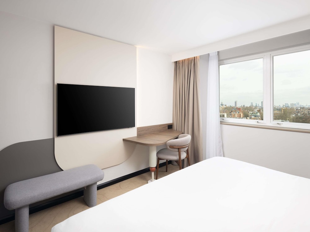 Junior Suite, King Bed, City View, Bath and Shower, Sofa, Living Area, High Floor
