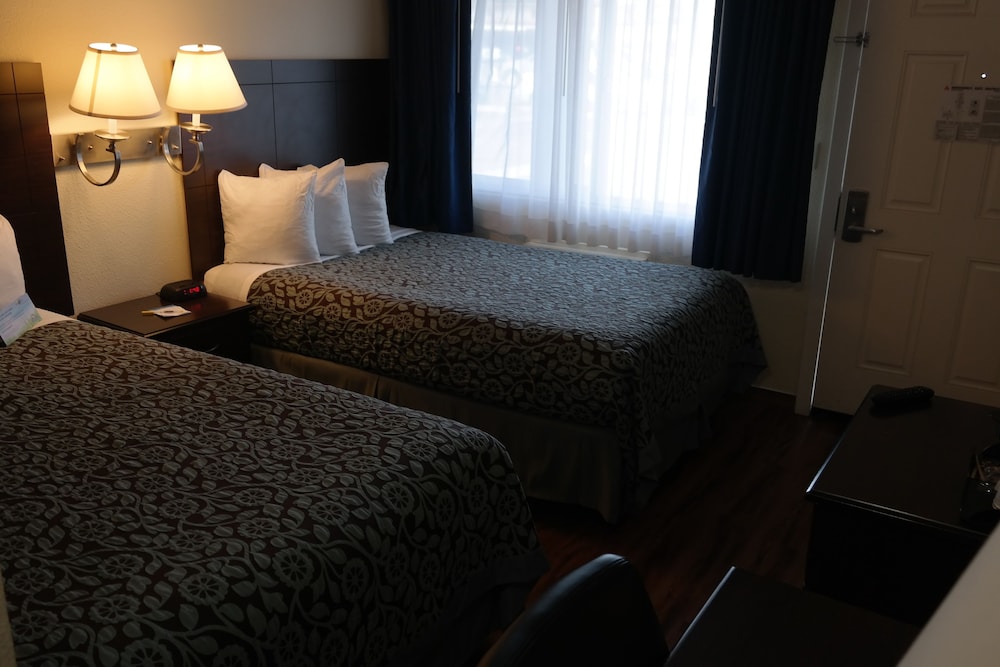 Days Inn By Wyndham Santa Maria 4/18