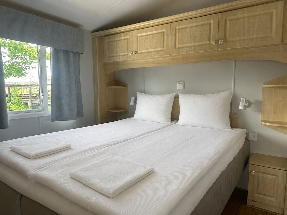 House, Queen and Twin Beds, Lake View