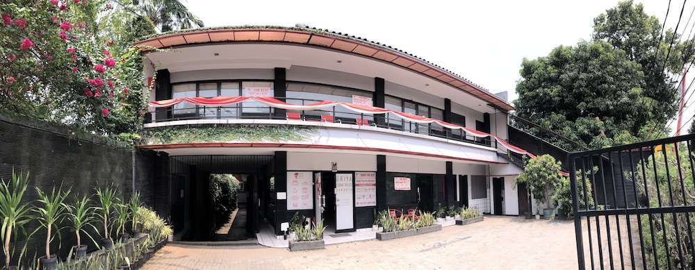 Reddoorz Plus Near Rs Fatmawati 2 2/28