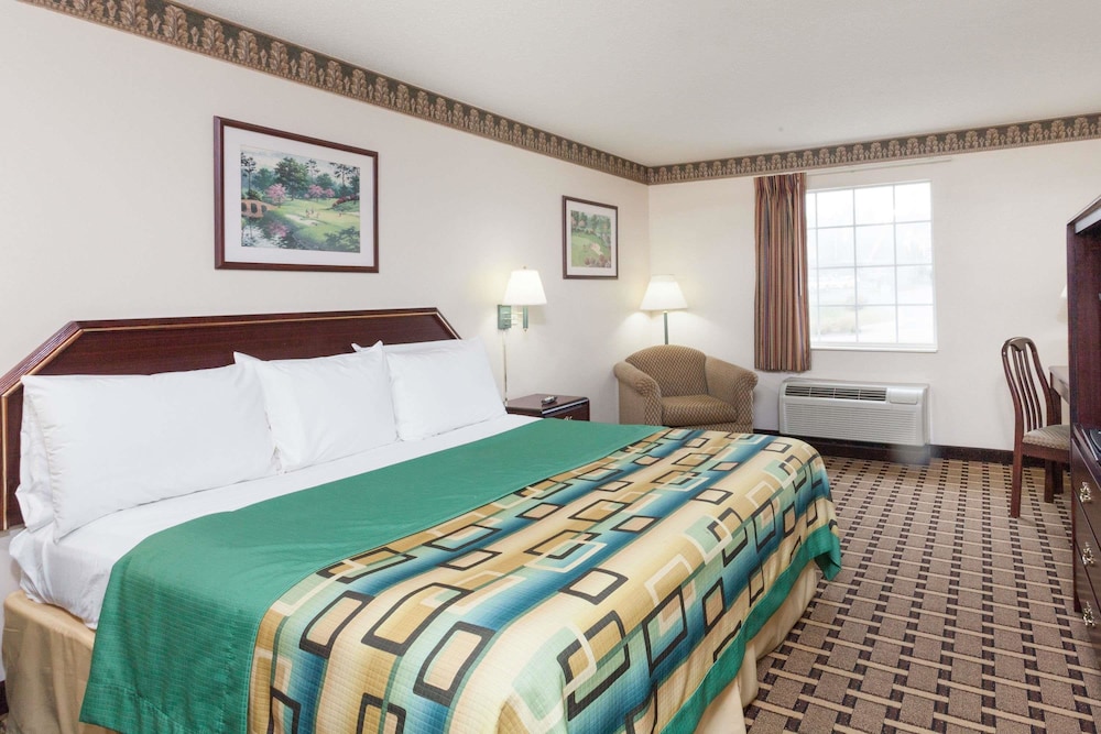 Days Inn & Suites by Wyndham Huntsville 6/19
