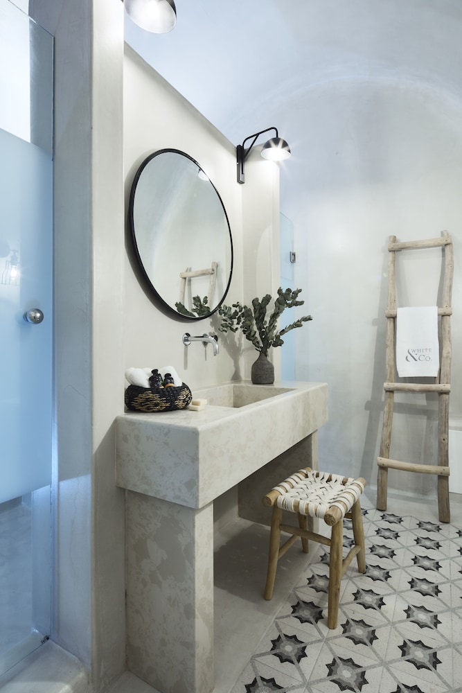 White And Co. La Torre Suites 4/50