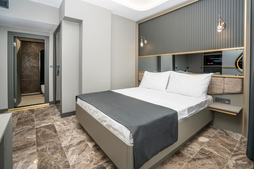 216 Ruby Suite 6/43