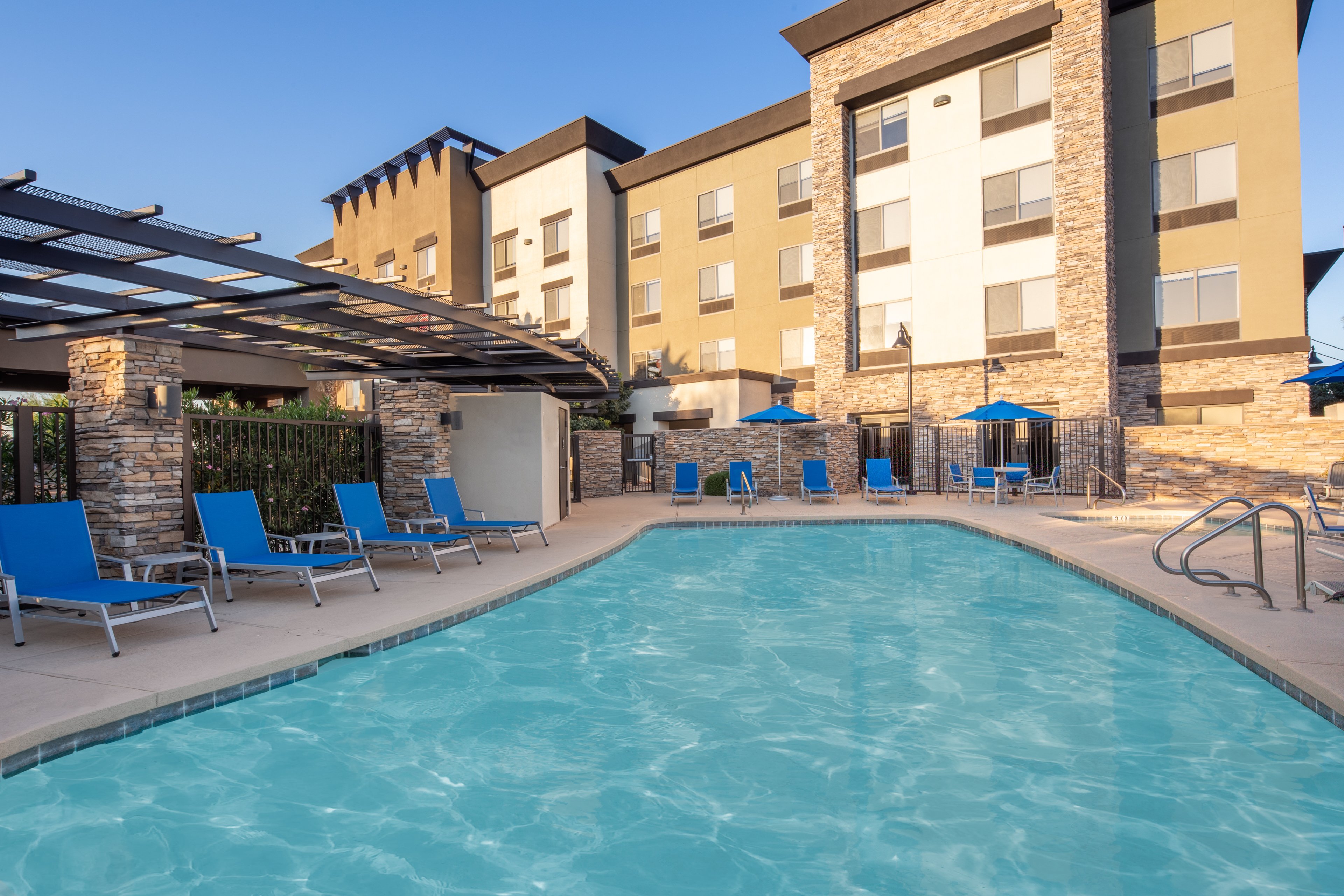 Holiday Inn Express Hotel & Suites Surprise 53/57