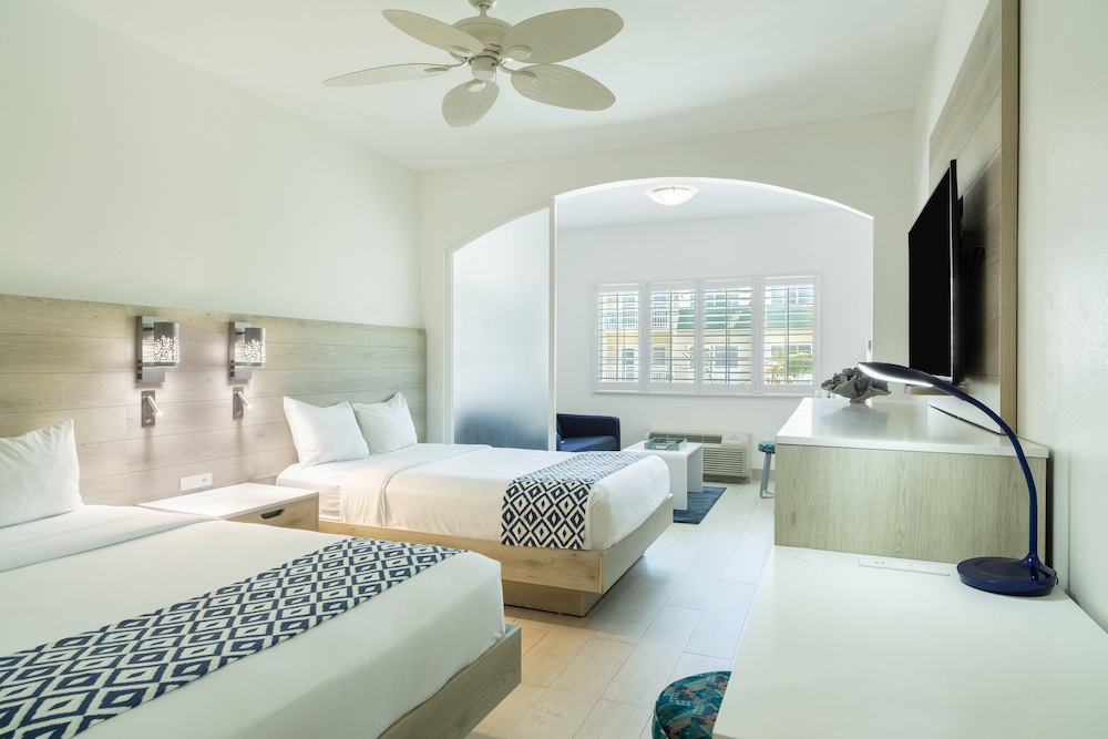 DELUXE, 2 DOUBLE BEDS, POOL SIDE, TERRACE