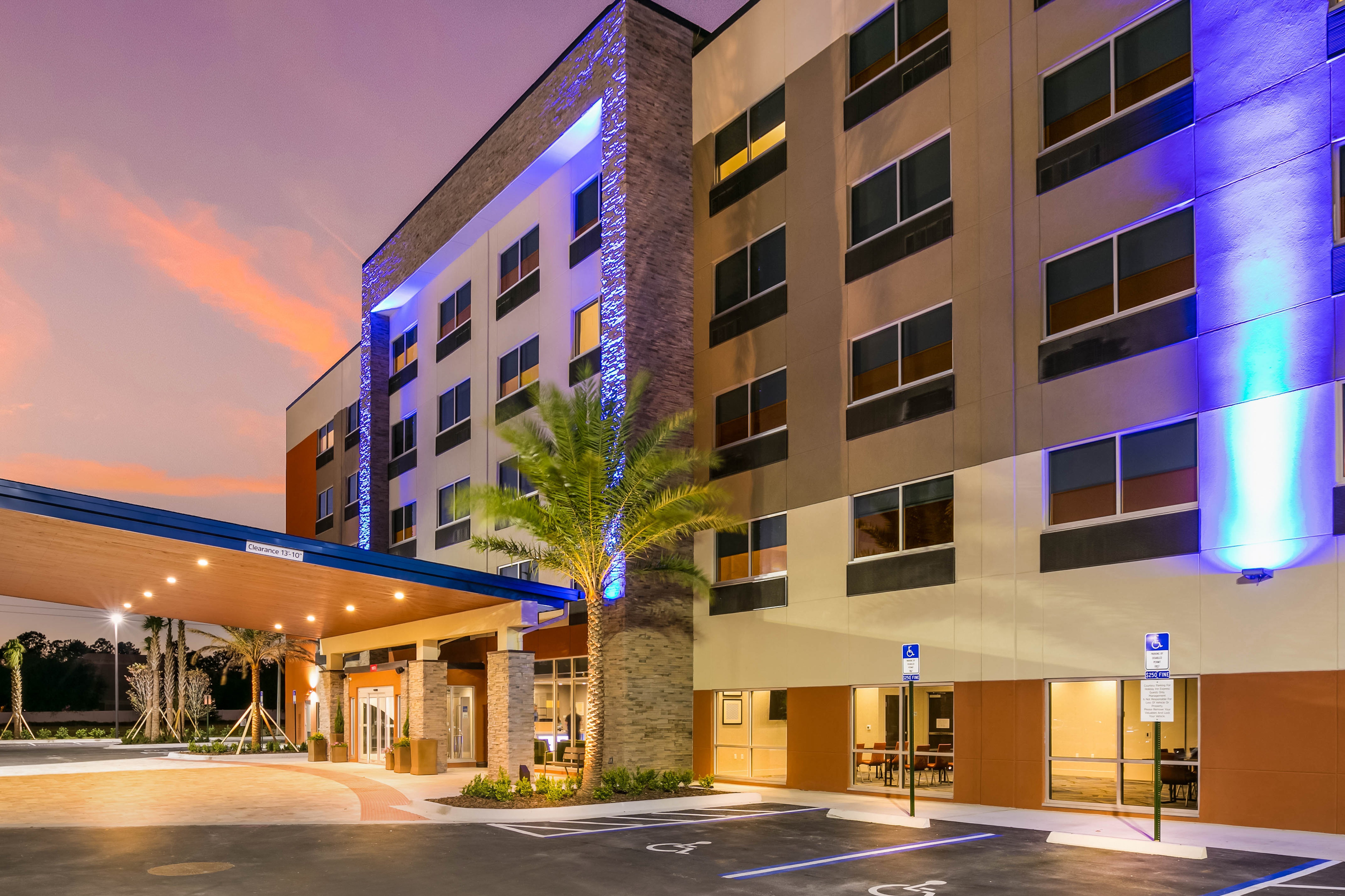 Holiday Inn Express Suites Jacksonville Town Center 44/46