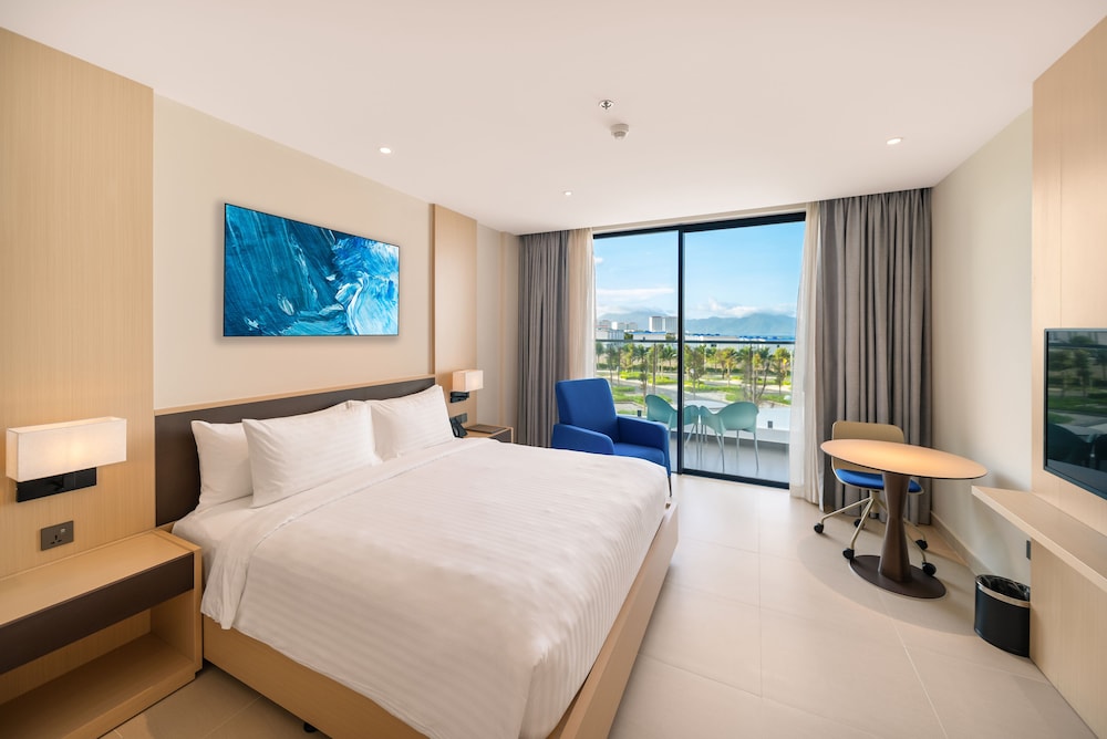 The Empyrean Cam Ranh Beach Resort 30/57