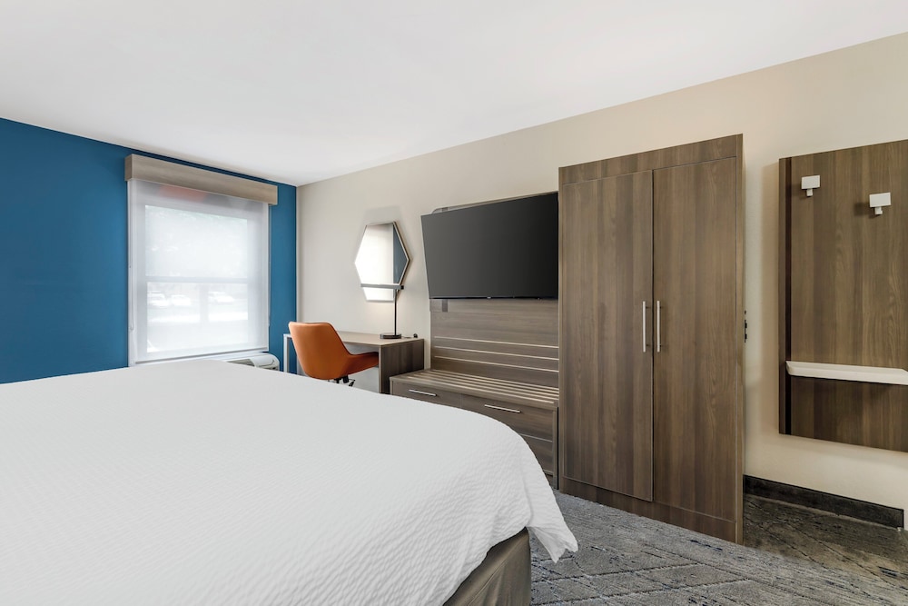 Standard, King Bed, Accessible, Holiday Inn Express & Suites NASHVILLE SOUTHEAST - ANTIOCH 3/9
