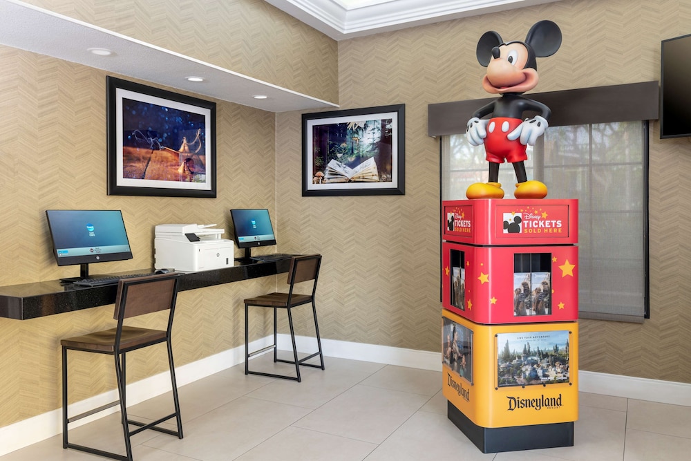 Best Western Plus Raffles Inn & Suites 26/34