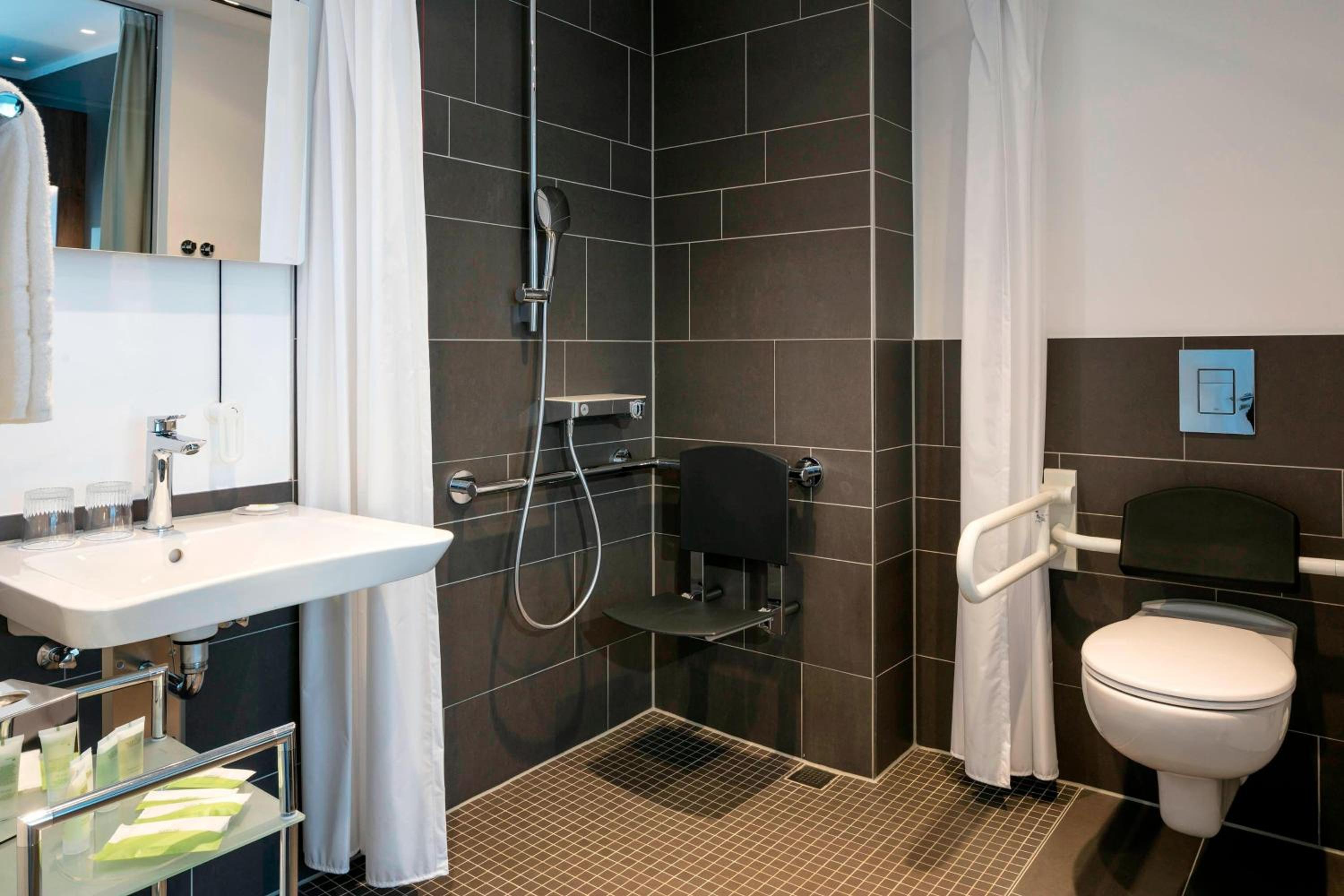 غرفة قياسية بسرير كينج بإطلالة على المتنزه، Courtyard Wolfsburg 8/10