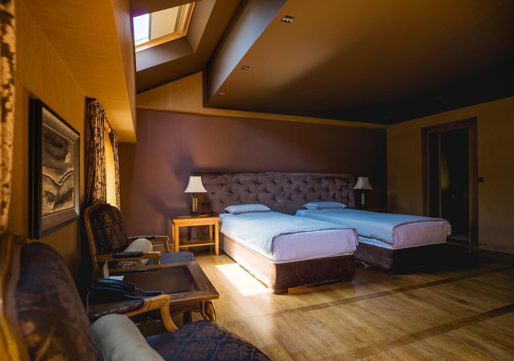 DELUXE, TWIN BEDS