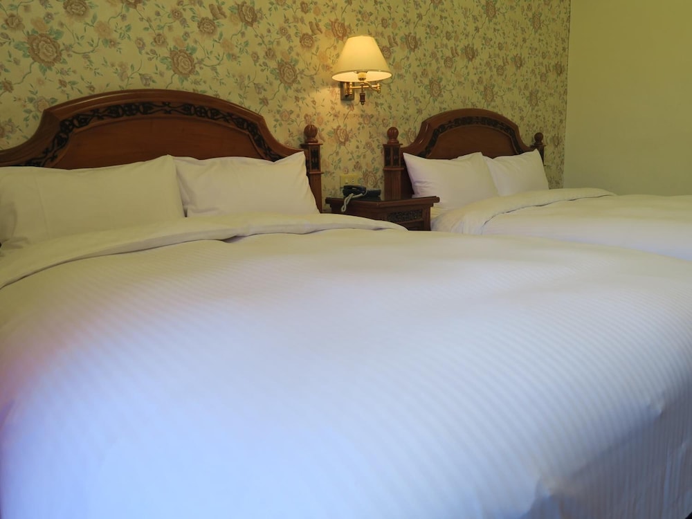 Champagne Hotel 6/36