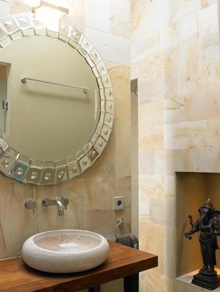The Giri Residence Hotel & Spa 34/39