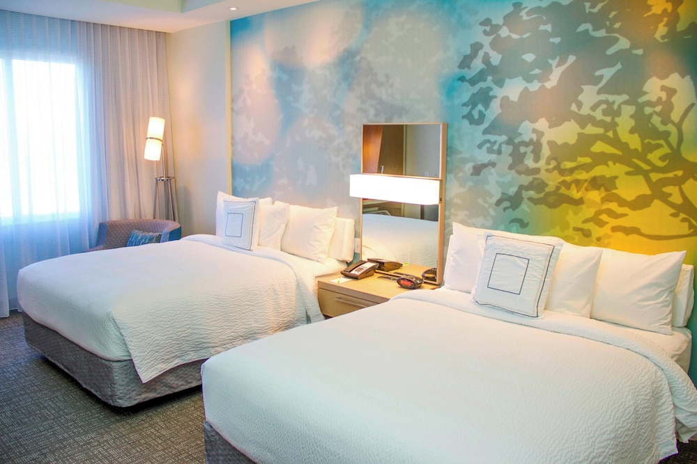 room, 2 queen beds, bay view