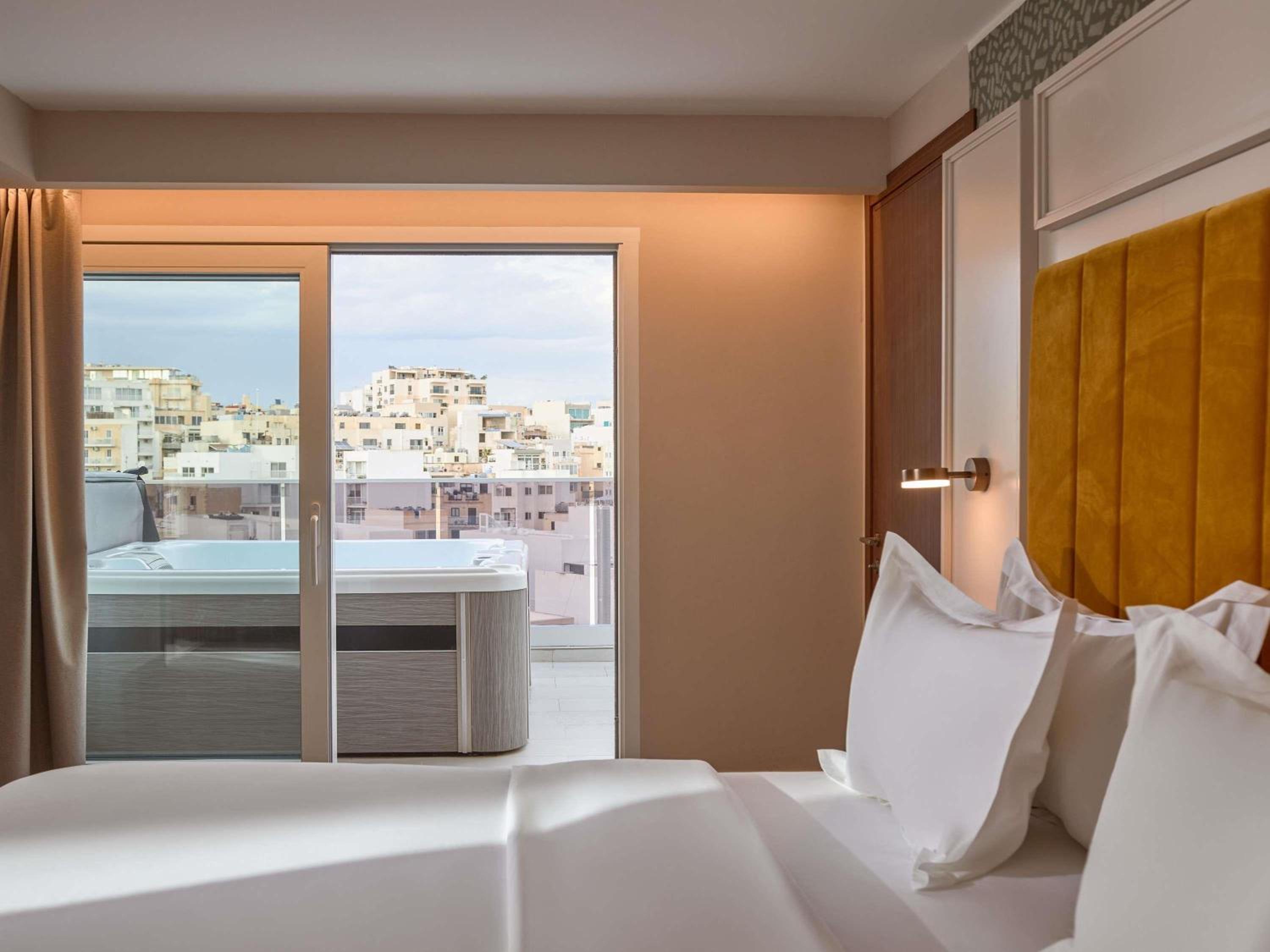 SUITE, BALCONY