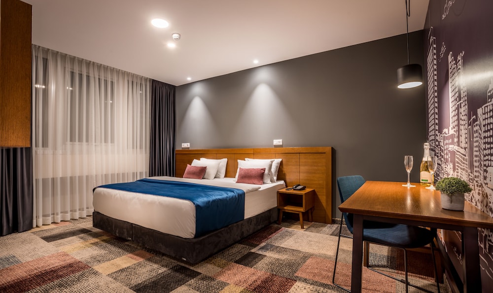 SUPERIOR, DOUBLE OR TWIN BED