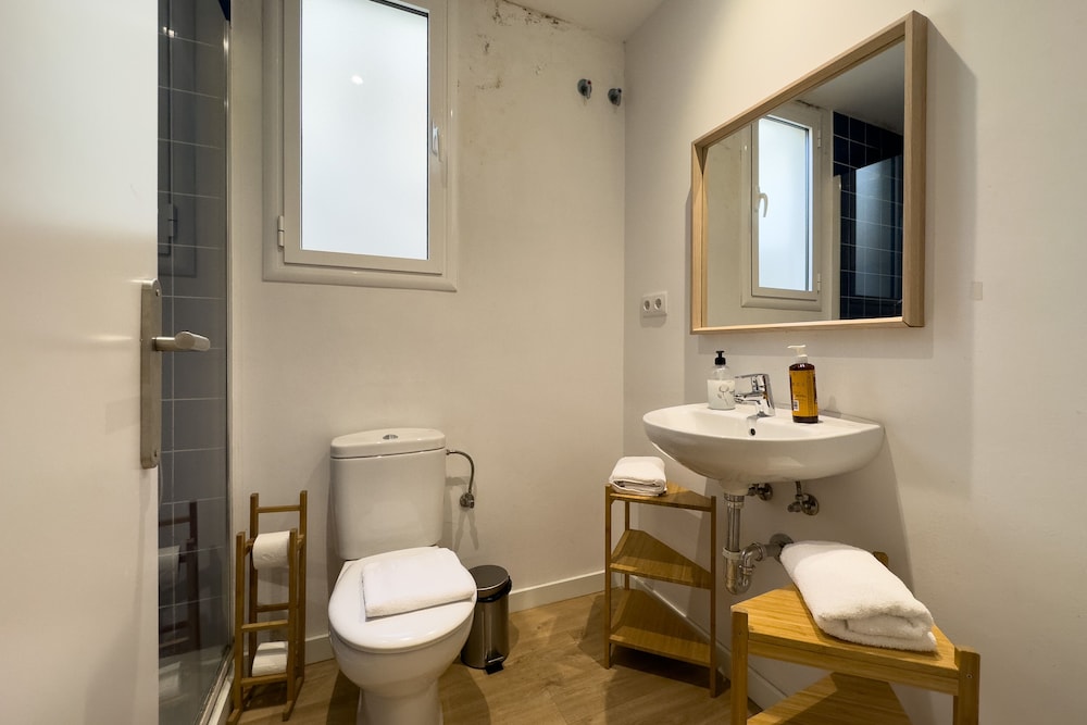 4 Bedrooms, Family, Apartment, 4 Beds, 2 Double Beds, 2 Bathrooms، Animapartments Sants 4/7