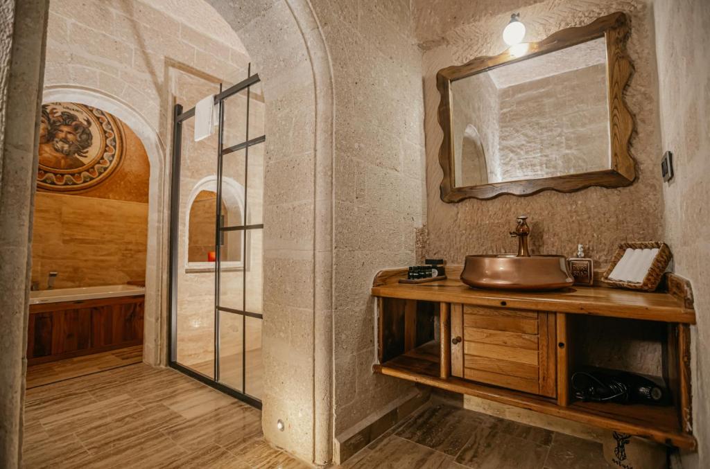 جناح جونيور، Misty Cave Hotel 5/8