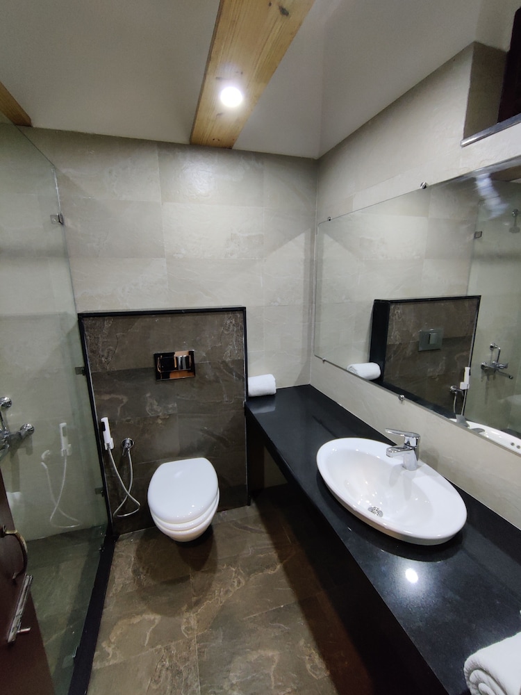 HOTEL HIMALAYAN CLUB 42/48