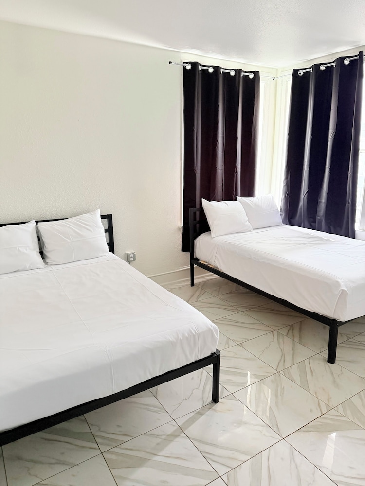 Adrian Hotel 21/66