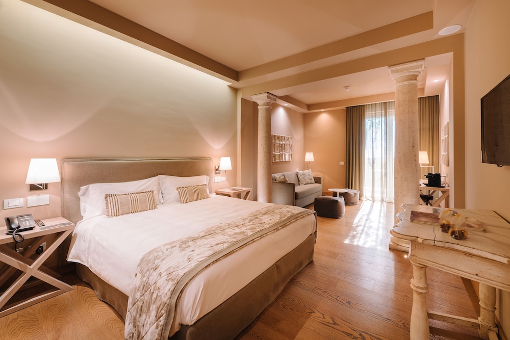 DELUXE, DOUBLE BED