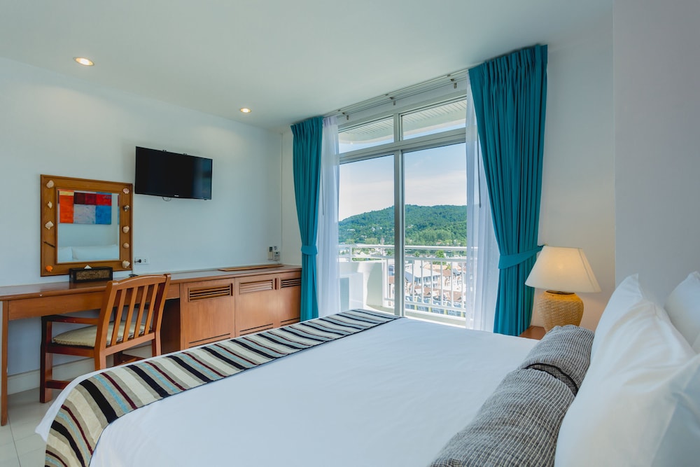 Waterfront Suites Phuket by Centara 17/76