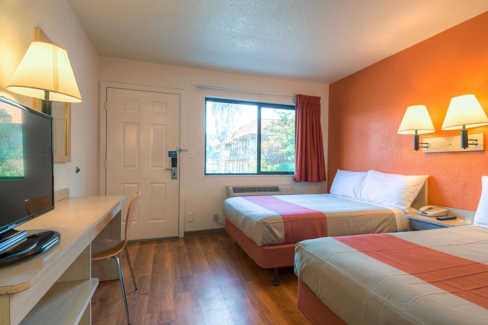 Standard, 2 Double Beds