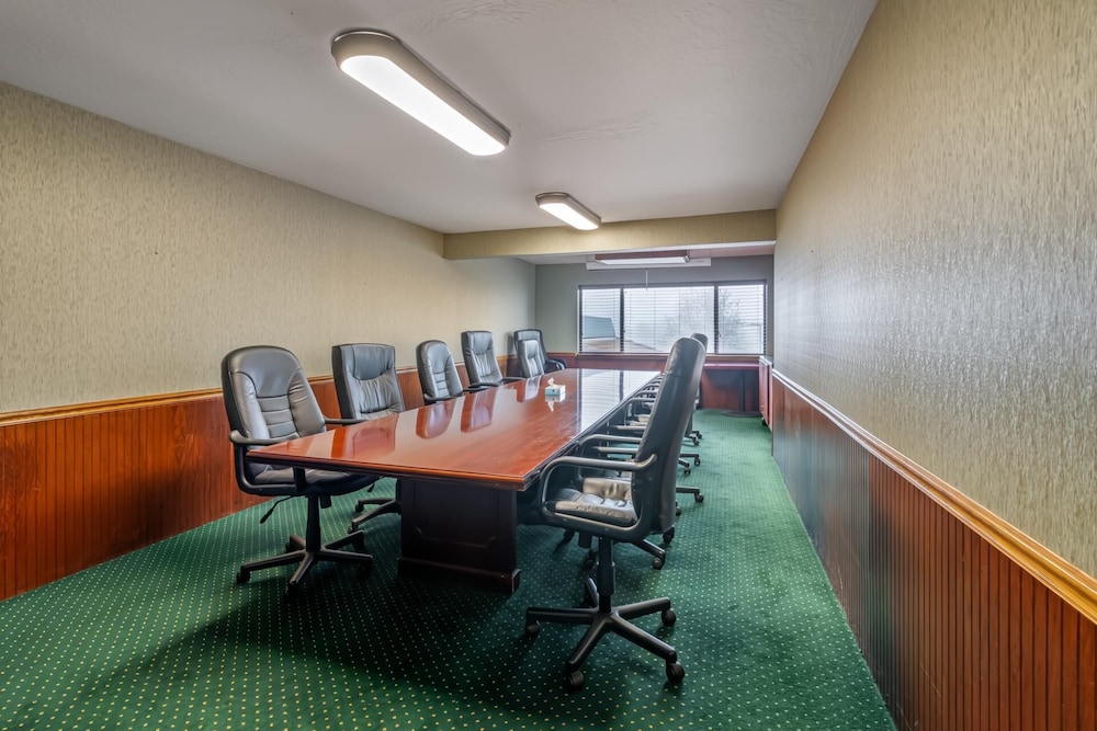 Rogue Regency Inn and Suites 70/80