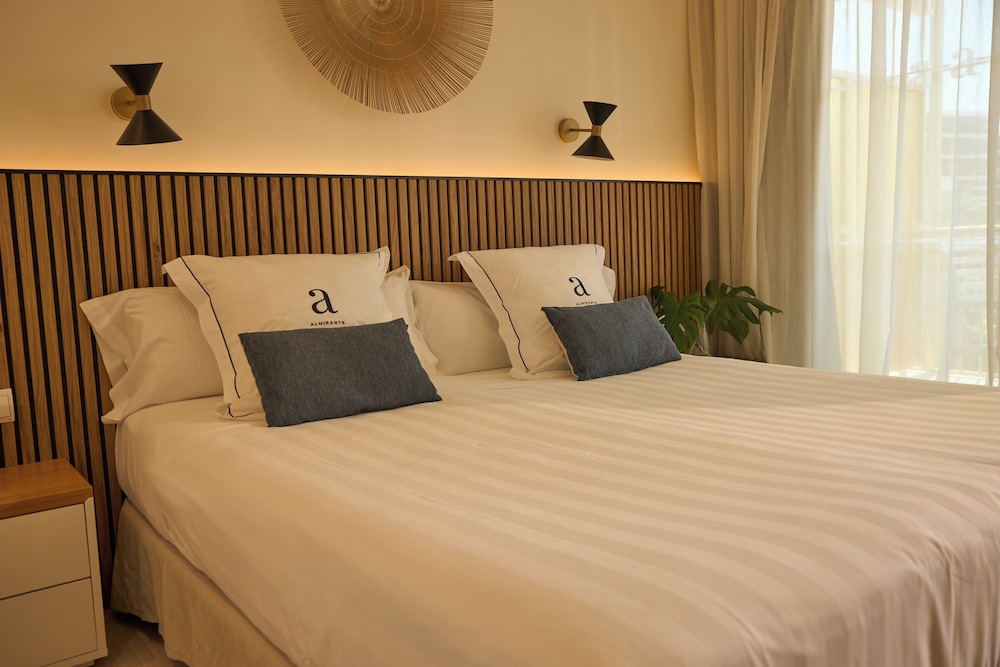 غرفة بريميوم بسرير كوين بإطلالة جزئية على البحر، Almirante Hotel 2/10