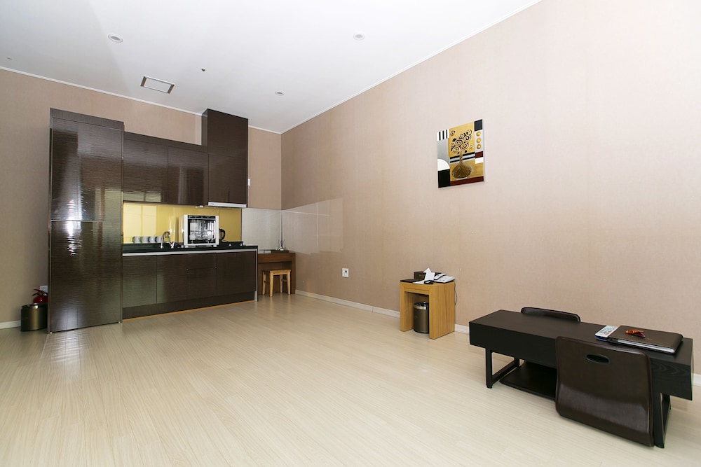 Rich Hotel 7/50