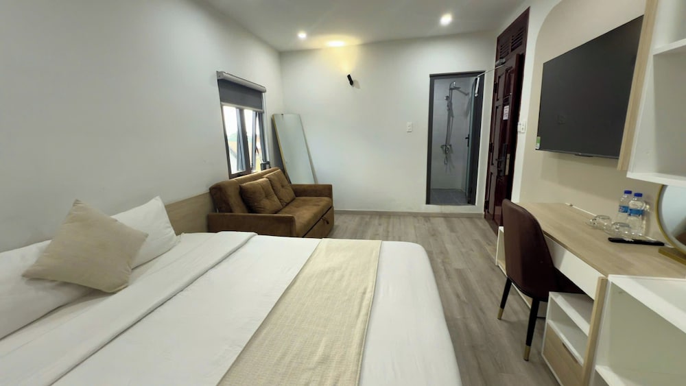DELUXE, QUEEN BED, SOFA