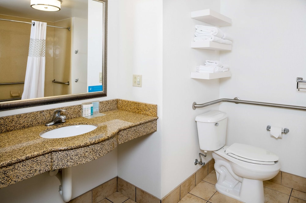 Hampton Inn & Suites Toledo-Perrysburg 17/50