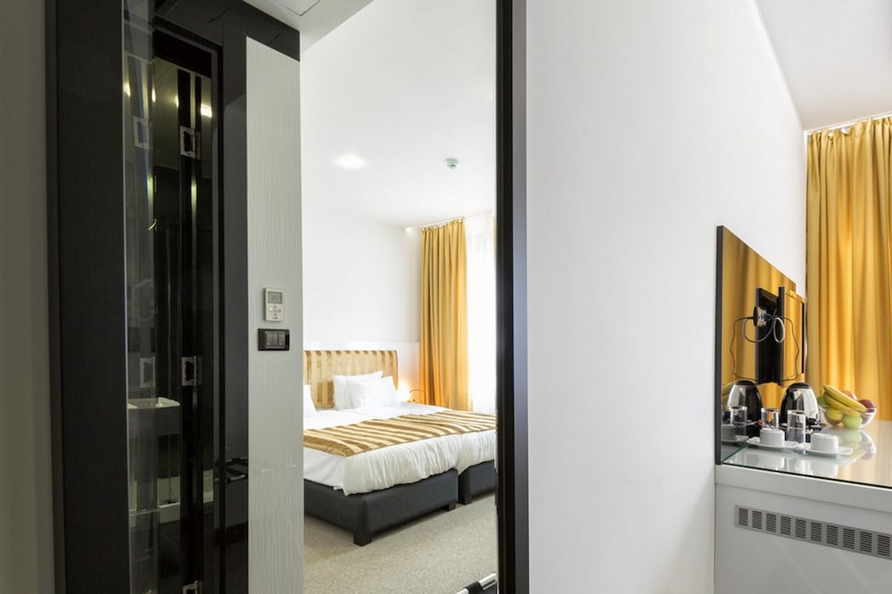 NOVA CITY HOTEL SIGNATURE COLLECTION 50/50