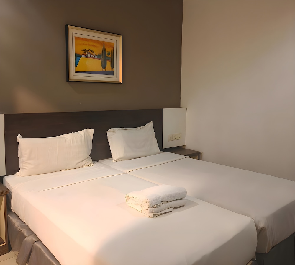 DELUXE, TWIN BEDS, NO WINDOW
