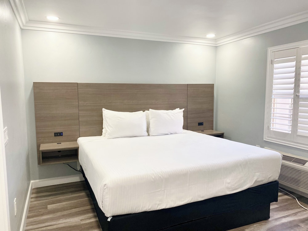 كوخ بسرير كينج وسرير كوين بغرفتي نوم بمطبخ، Lone Oak Lodge 9/10