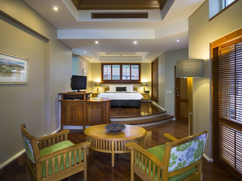 GREEN ISLAND RESORT 2/28