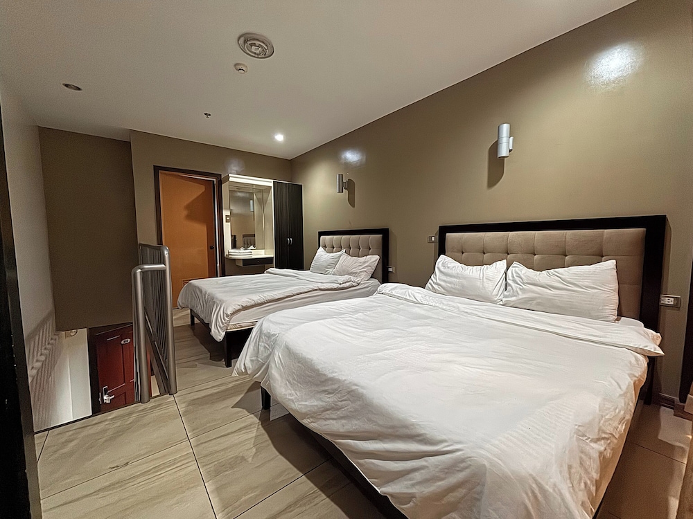 Uptown Condotel 30/73