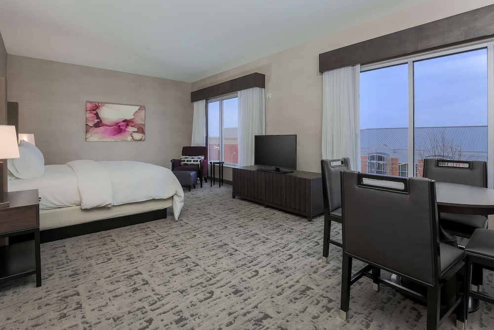 DOUBLETREE BY HILTON EVANSVILLE 18/74