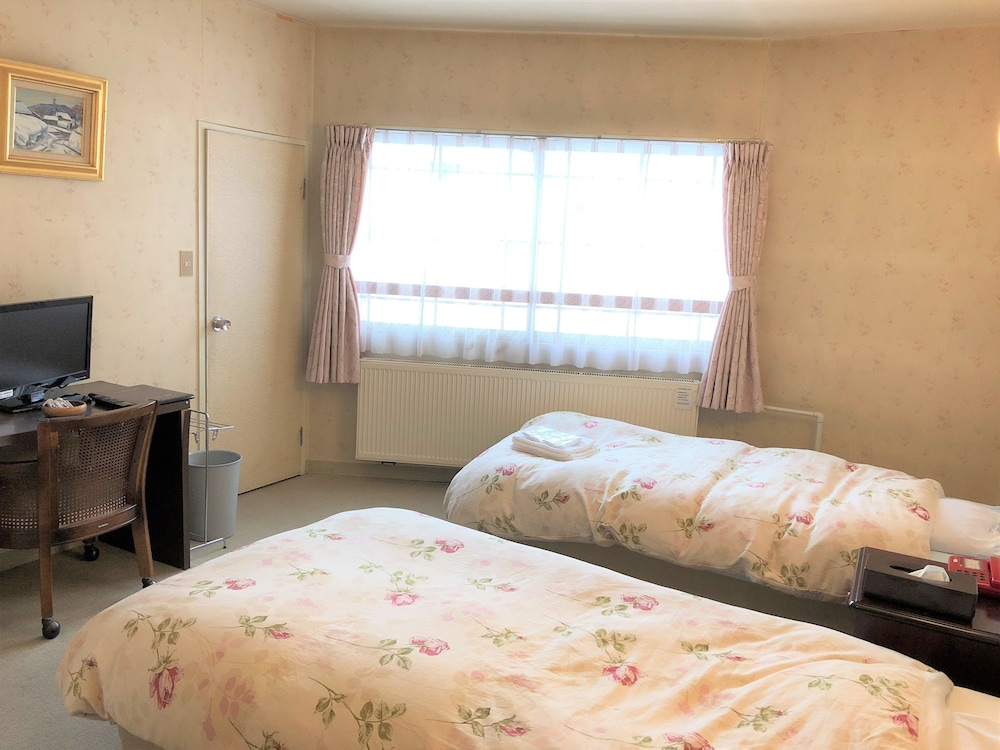 ECONOMY, TWIN BEDS, PRIVATE BATHROOM