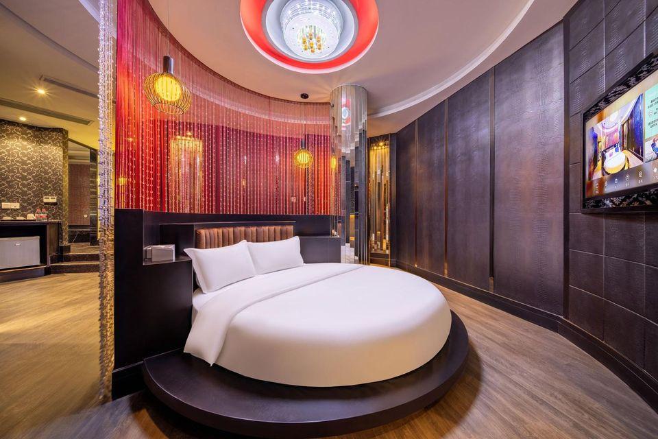Superior, Round Bed