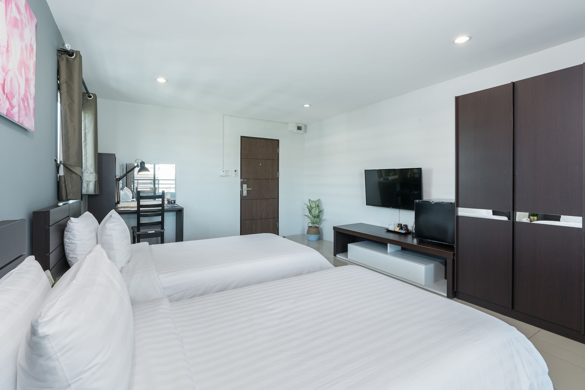 DELUXE, TWIN BEDS