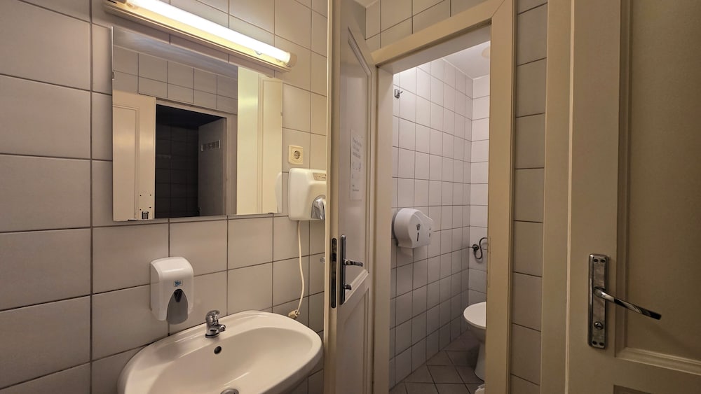 Female Dorm, Female Only, Shared, Bunk Bed, Courtyard View، Marco Polo 2/3