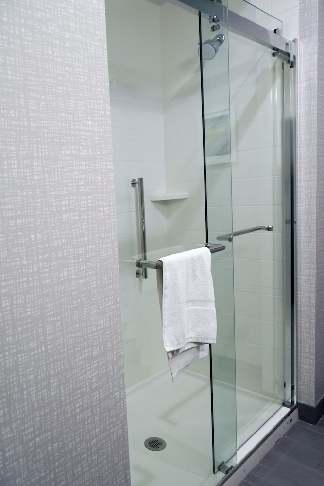 Hampton Inn Glendale Milwaukee, WI 40/42