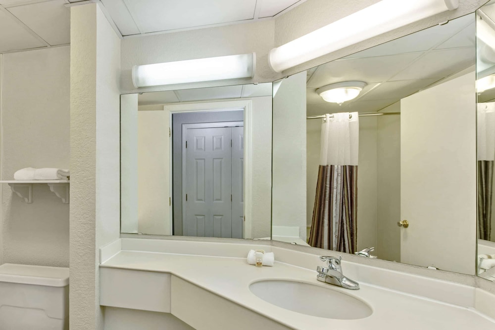 La Quinta Inn Suites New Orleans Airport 19/50